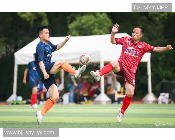 以坚韧无畏的精神征战绿茵场 新一代国足球星展现硬汉风采