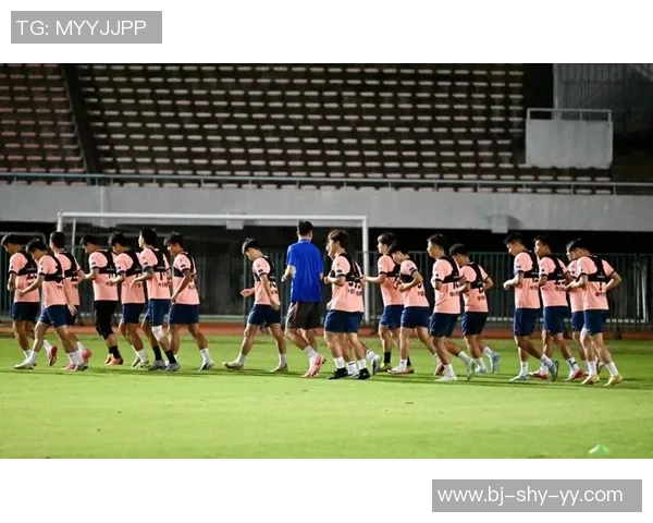 从泥泞球场到世界巅峰他用热爱和汗水踢出不灭的足球梦想 从泥泞球场到世界巅峰他用热爱和汗水踢出不灭的足球梦想