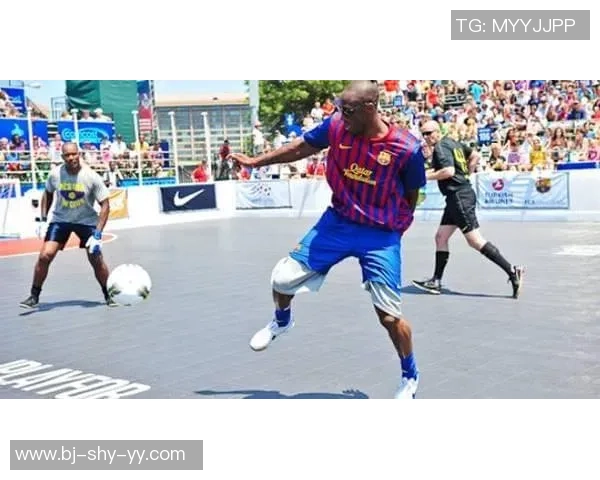 球迷现场激动万分亲眼见到偶像级足球巨星风采全场欢呼 球迷现场激动万分亲眼见到偶像级足球巨星风采全场欢呼